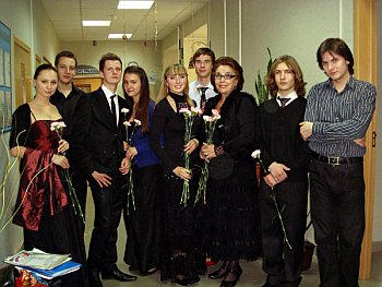 Преподаватель А.А. Гайнанова со студентами Колледжа Преподаватель А.А. Гайнанова со студентами Колледжа