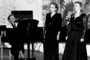 Лауреаты "Bella voce" 1998 года Наталия Соловьева и Анастасия Бибичева. За роялем Г.В. Федоссева