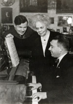 Елена Фабиановна с выпускниками 1921 года: А.Л. Чичкиным (слева) и Л.Н. Обориным