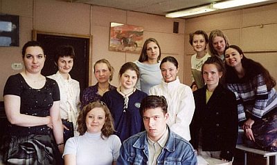 Ю.Г. Дмитрюкова со студентами Дирижерско-хорового отдела колледжа, 2003 г.