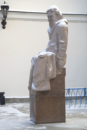 Памятник Мусоргскому во дворе УГК